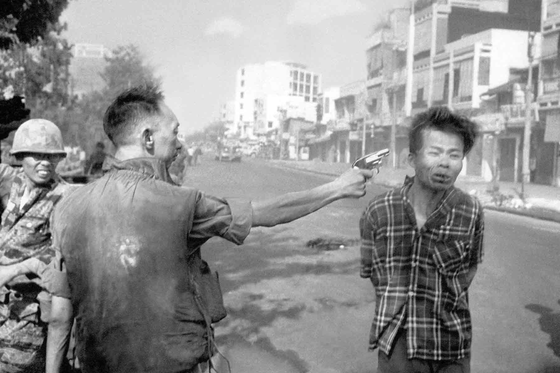 South Vietnamese General Nguyễn Ngọc Loan executes Viet Cong Captain Nguyễn Văn Lém (1968)