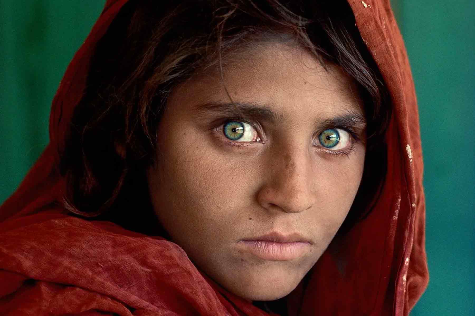 Steve McCurry's iconic photo of the "Afghan Girl" later identified as Sharbat Gula (© Steve McCurry)