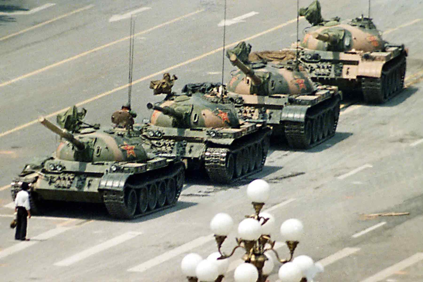 A man stands in front of tanks on Beijing’s Tiananmen Square on June 5, 1989 (© Jeff Widener/AP)