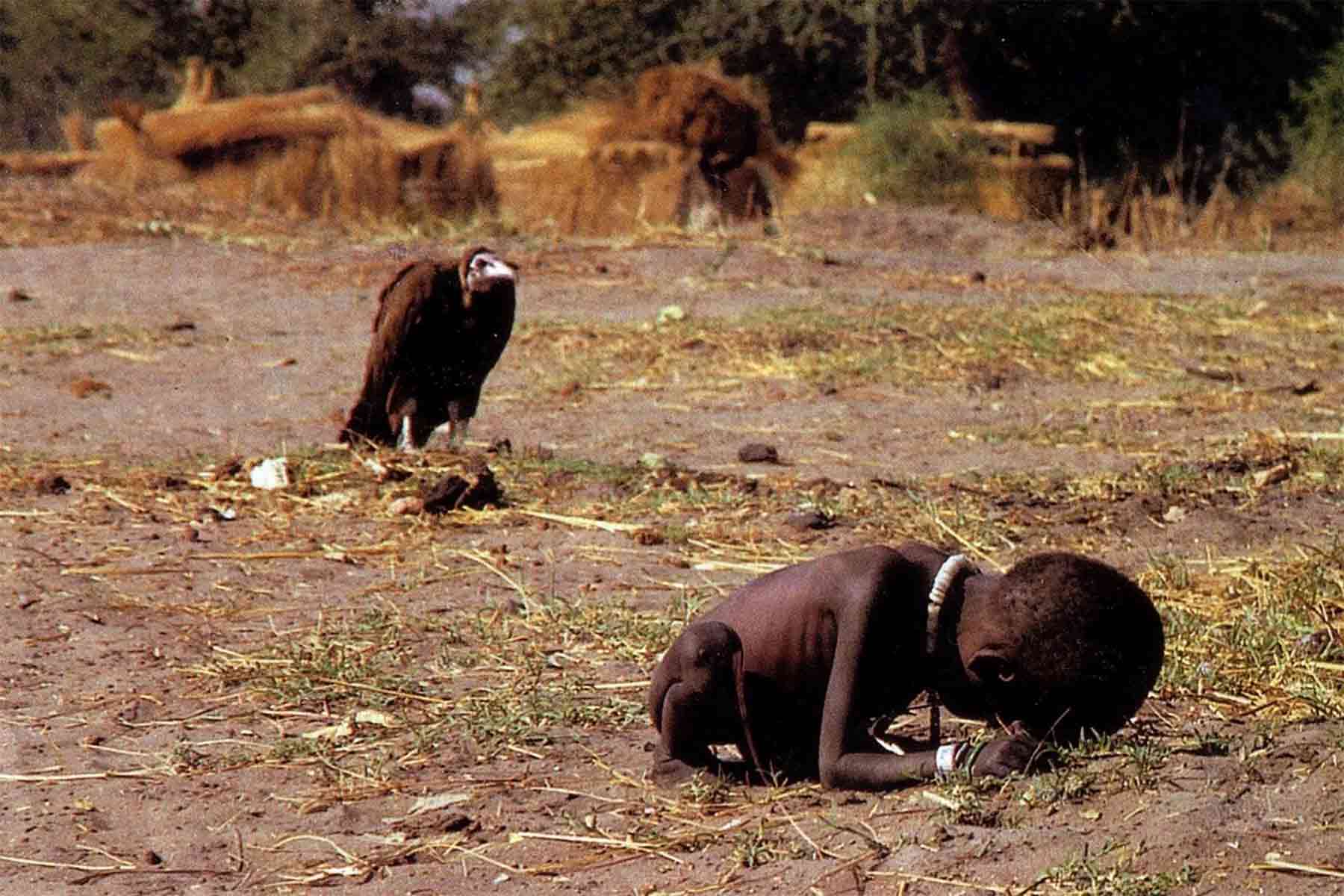 Kevin Carter's Pulitzer Prize winning photograph of a Sudanese child and a vulture (© Kevin Carter)