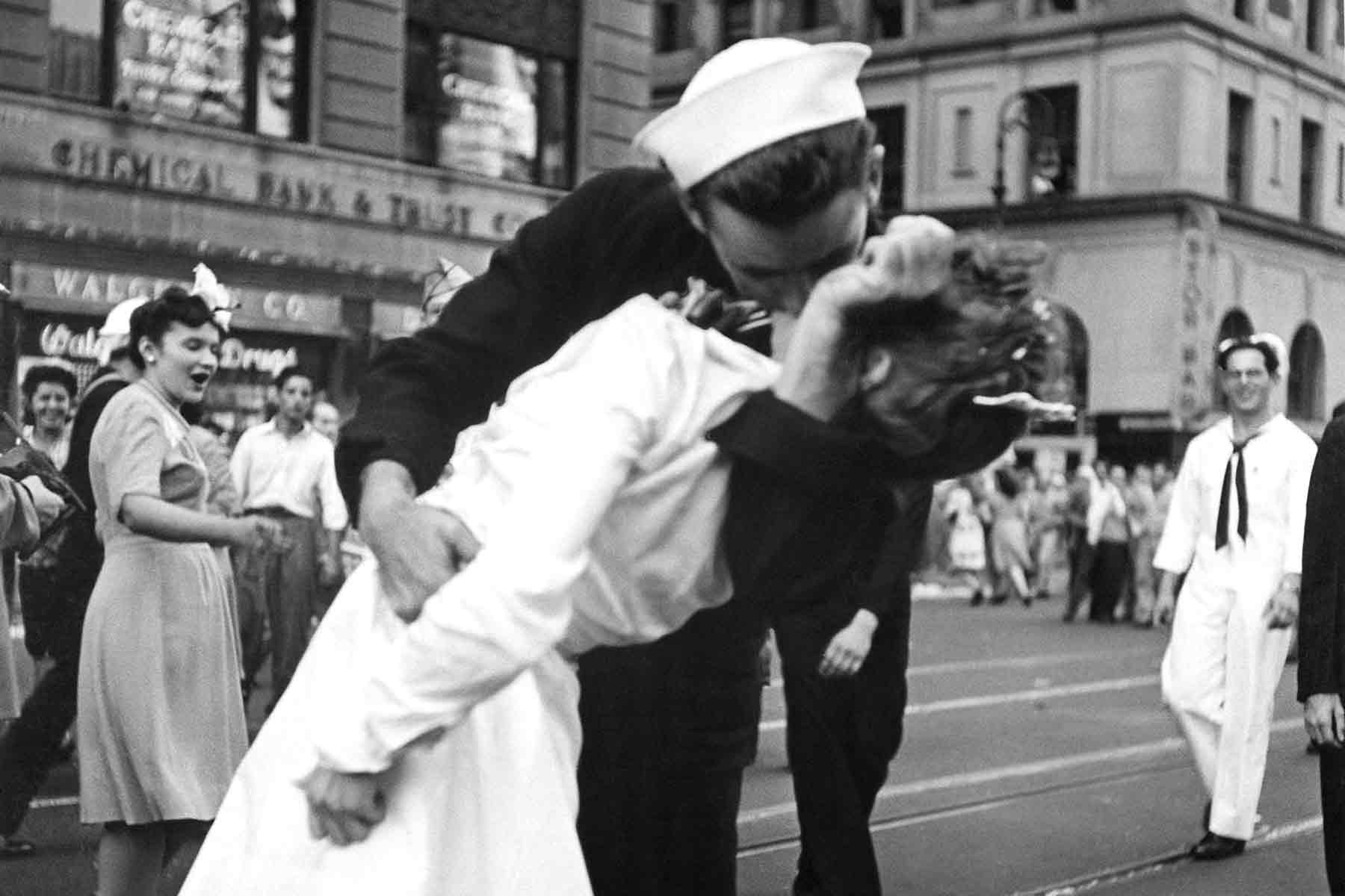 Victor Jorgensen, "Kissing the War Goodbye", Times Square (1945)
