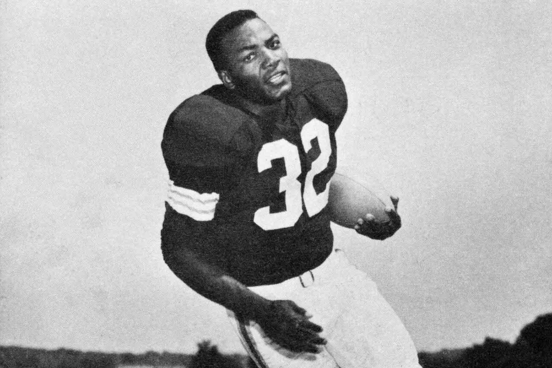 Jim Brown photographed while playing in 1961 (Photo credit: Kahn's Weiners)